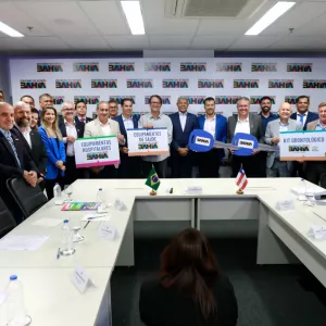 imagem do governador, prefeito e as equipes de governos segurando placas com as entregas