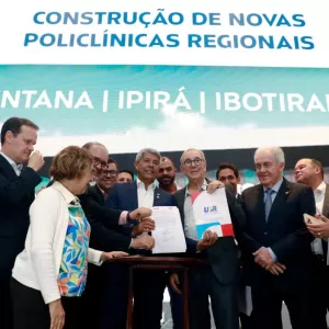 Governador e demais autoridades exibem autorizações. 