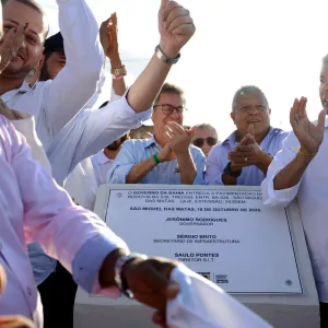 imagem de governador com demais autoridades descerrando a placa