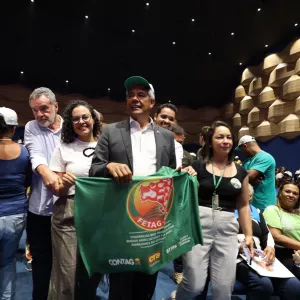 Foto do governador com bandeira da FETAG