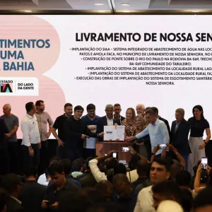 Governador e autoridades exibindo convênio assinado  