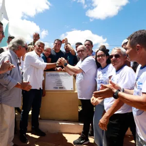 Governador e demais autoridades no ato 