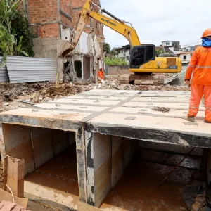 imagem de trabalhador sobre galeria do obra de drenagem e máquina 
