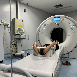 imagem de paciente fazendo exame no aparelho