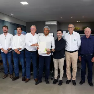 Governador ao lado de representantes da entidade 