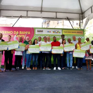 autoridades exibem placas dos anúncios 