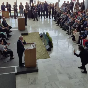 Foto do evento com presidente Lula falando e público
