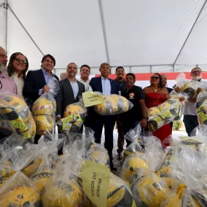 Governador entregando os kits