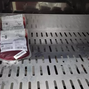 bolsa de sangue na prateleira 