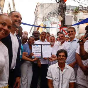 Governador e demais autoridades exibindo placa da cessão