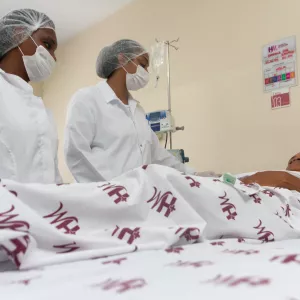 foto de enfermeiras cuidando de paciente 