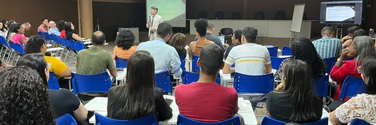 Imagem dos alunos e professor durante o curso