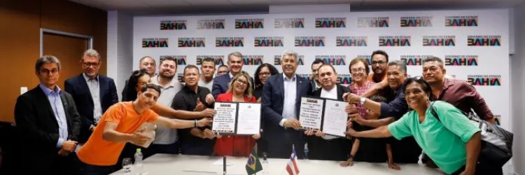 Governador e representantes dos municípios exibem as autorizações de investimentos em infraestrutura viária e hídrica 