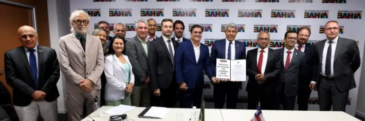 Representantes da empresa com o governador durante a assinatura do protocolo de intenções 