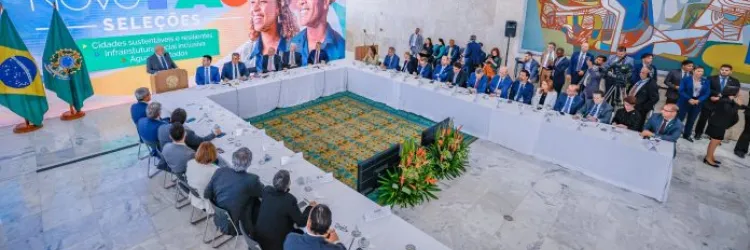 Foto do evento com as autoridades 