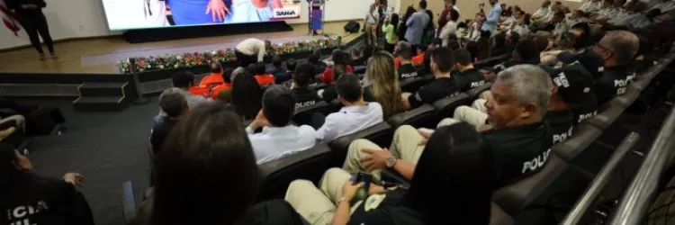 Foto da planeia durante os anúncios feitos pelo governador 