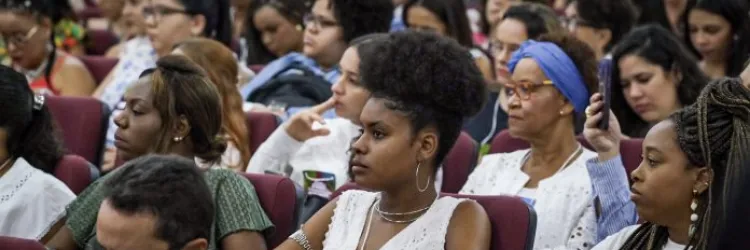 Foto de várias mulheres em evento 