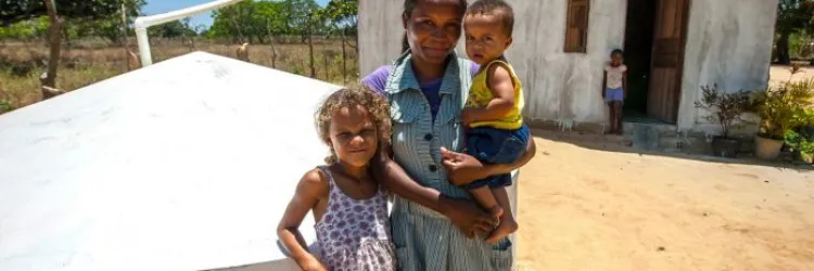 imagem de família ao lado da cisterna 