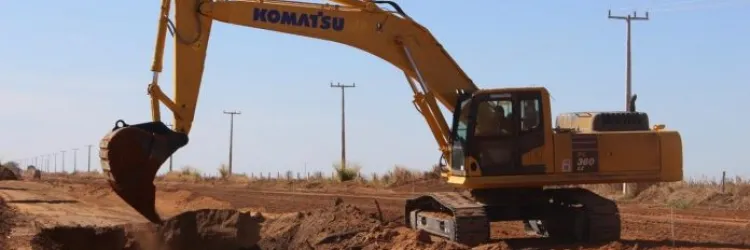 Foto de máquina realizando o trabalho na estrada