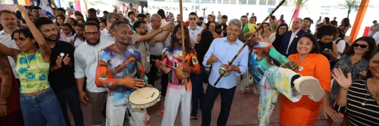 Governador toca berimbau 