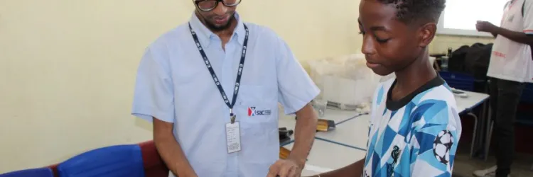 Funcionário presta atendimento