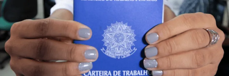 Mulher segura carteira de trabalho