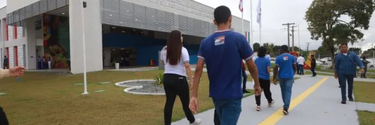 Estudantes no novo Centro