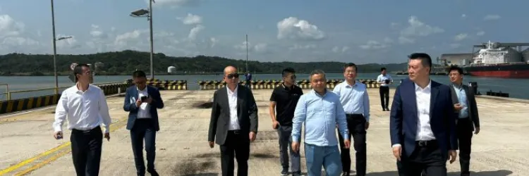 Empresários caminham no porto