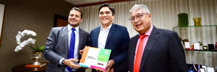 Secretário do Planejamento entregando proposta orçamentária aos deputados da Alba