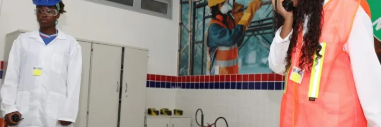 Jovens fazem matrícula