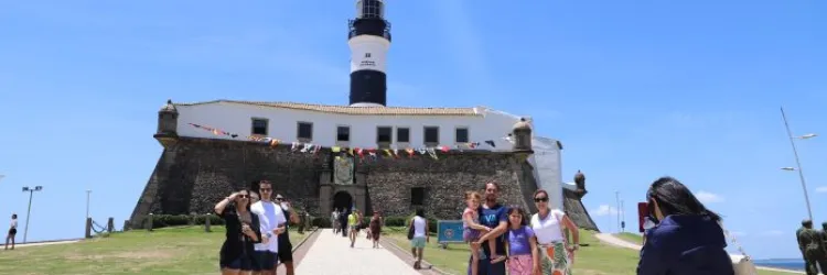 Turistas no farol da Barra