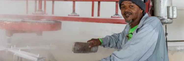 Funcionário presta atendimento