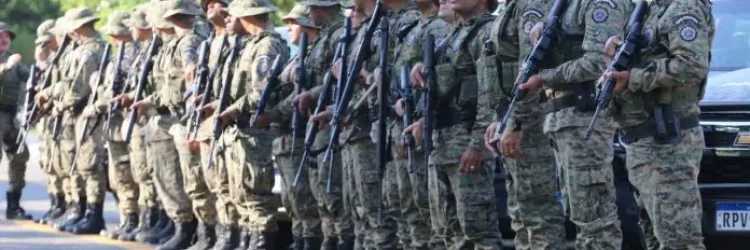 imagem de policiais armados