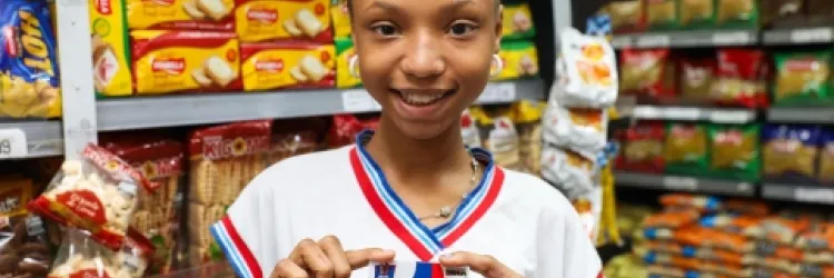 Jovem segura cartão do bolsa presença