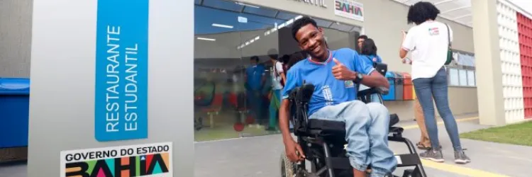 Pessoa com deficiência na frente da escola