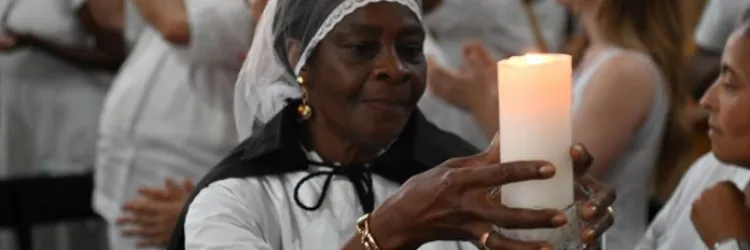 Senhora com vela na cerimônia