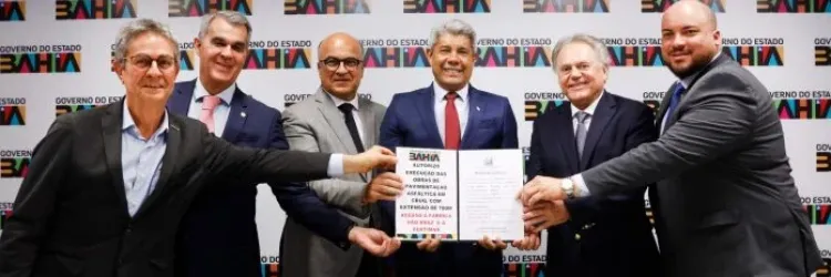 Governador e demais pessoas presentes na reunião segurando a autorização da obra