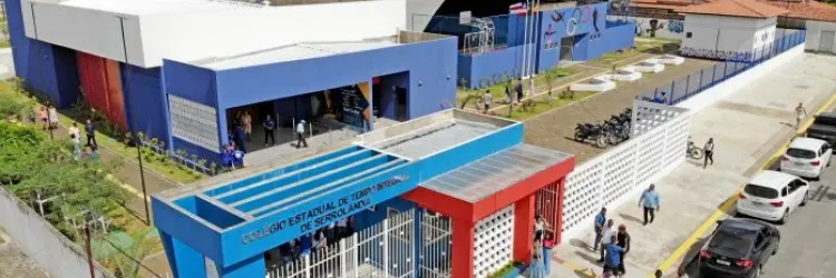 Foto de uma novo colégio de tempo integral feito pelo Estado