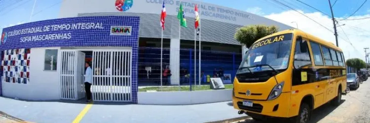 Foto da frente do colégio e do ônibus escolar 