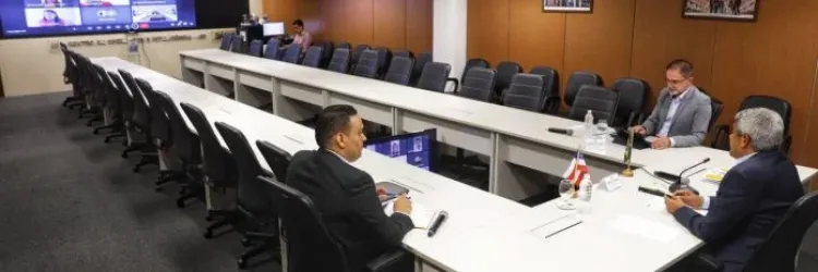 Imagem da reunião do governador Jerônimo, Tiago e o chefe de Gabinete 