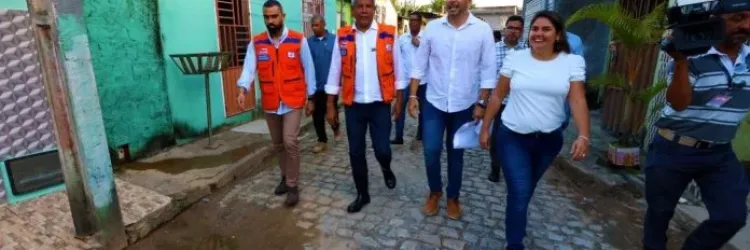 foto do governador e equipe de governo em visita ao município