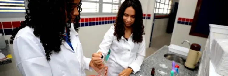 Profissionais no laboratório