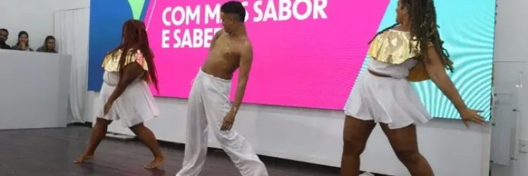 Estudantes dançando