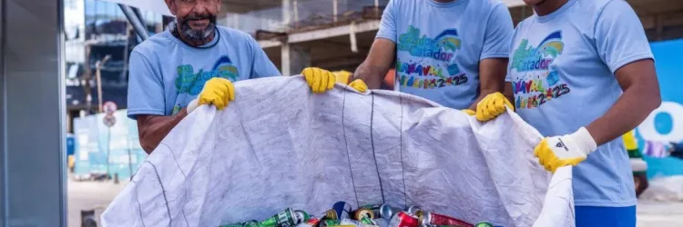 catadores de recicláveis exibindo latinhas coletadas 