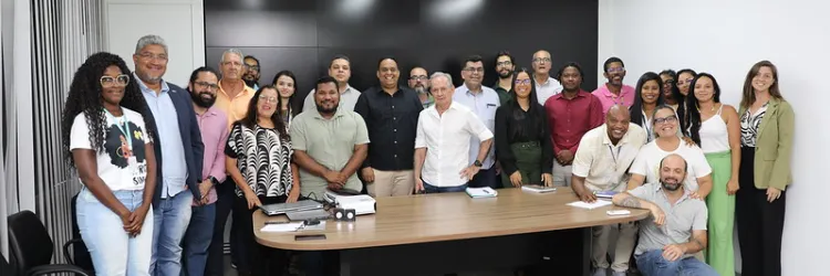 foto dos integrantes da comissão e demais participantes  