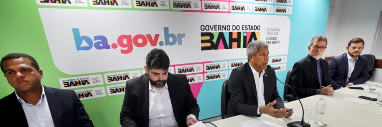 Foto do governador e demais autoridades durante o evento