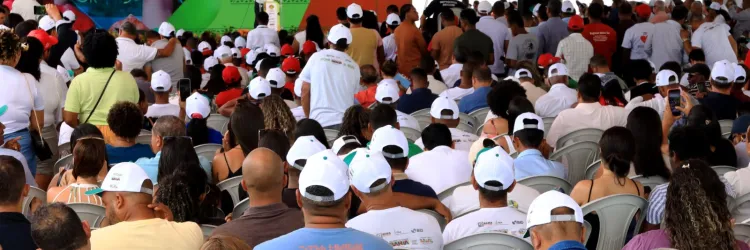 foto do governador e público no evento