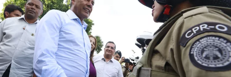 Governador apertando a mão de uma policial 