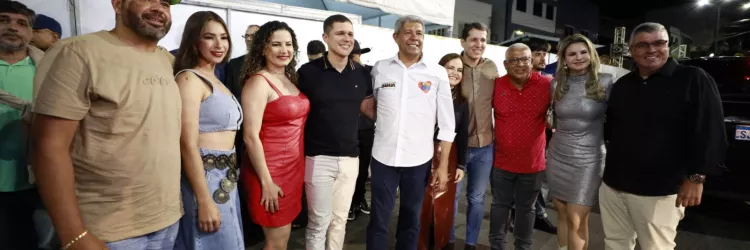 Governador Jerônimo ao lado de autoridades na festa de Jequié