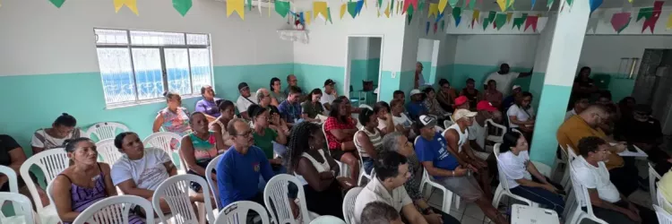 moradores da comunidade sentados durante a reunião